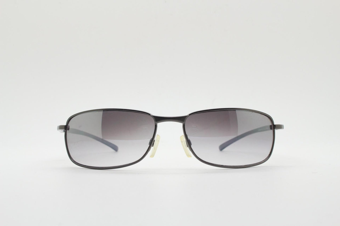 90s vintage curved rectangular sunglasses. Metal low profile frame in grey chrome with frosted arms and mirrored lenses. 2000's. Y2K NOS