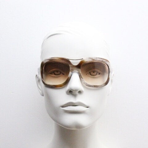 Tom Ford vintage Y2K wrap around sunglasses model Camilla Tf24 made in Italy. Stunning brown and beige natural horn looking acetate. NOS