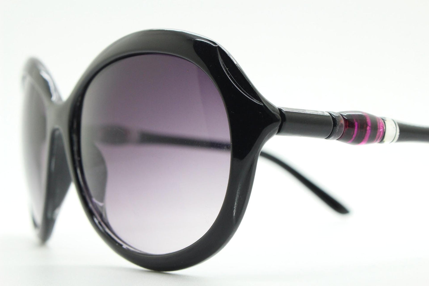 Y2K vintage big round sunglasses. Women's classical 60s design in black gloss with graduating lenses and subtle arm detail. 2000s. 00s NOS