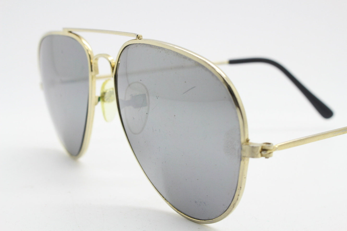 80s vintage aviator sunglasses. Optimal shape classic pilot aviators in a gold metal frame with silver mirror lenses. Teardrop, NOS