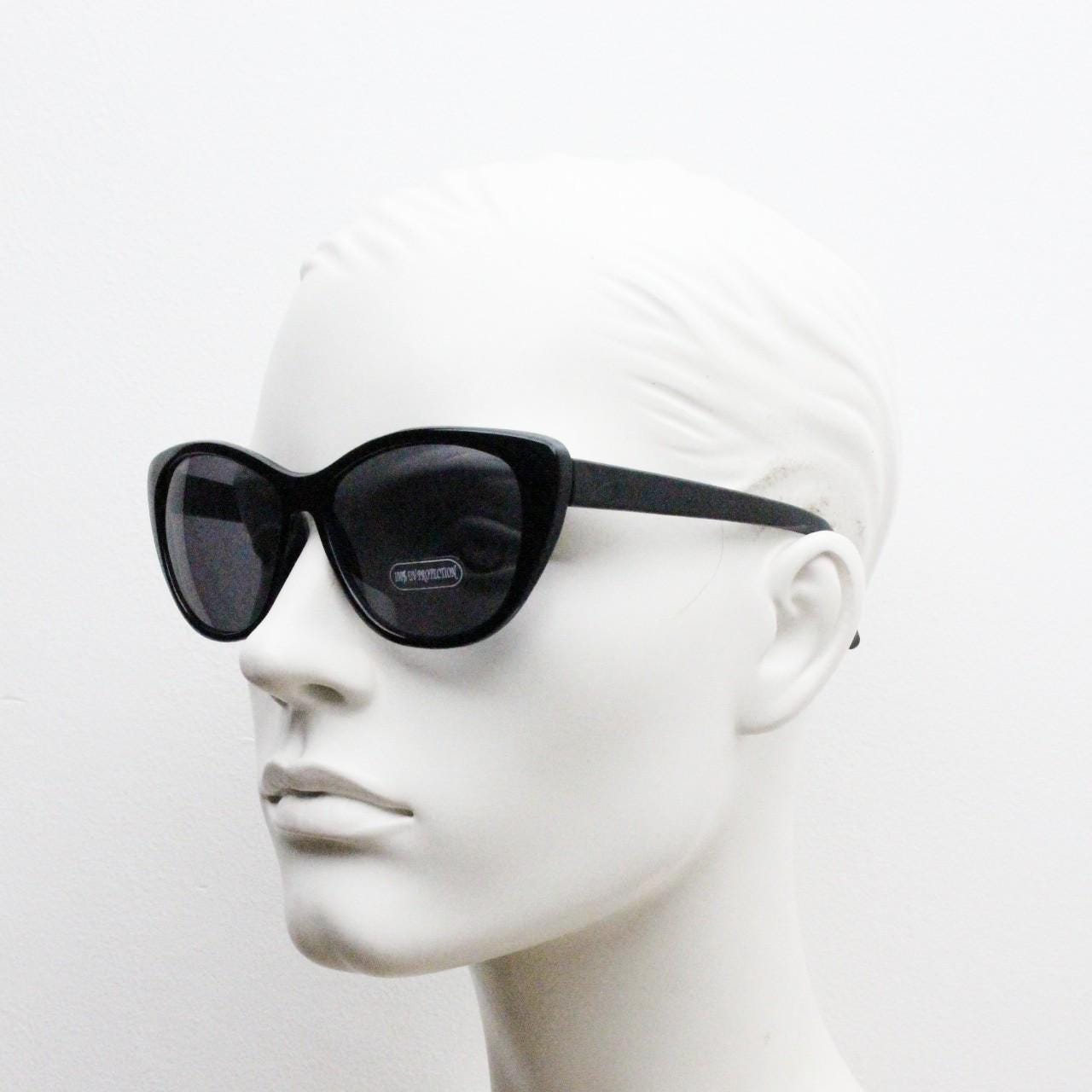 Vintage Y2K oval cat eye sunglasses. Womens plain black cateye in slightly large proportions. Rockabilly pin up. 2000s NOS catseye