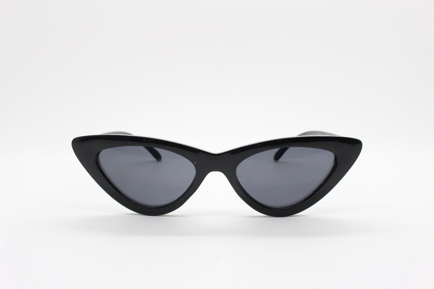 Vintage 90s pointed cat eye sunglasses. Womens 50s style black frame cat eye with dark lenses. Rockabilly pin up cats eye. BNWT