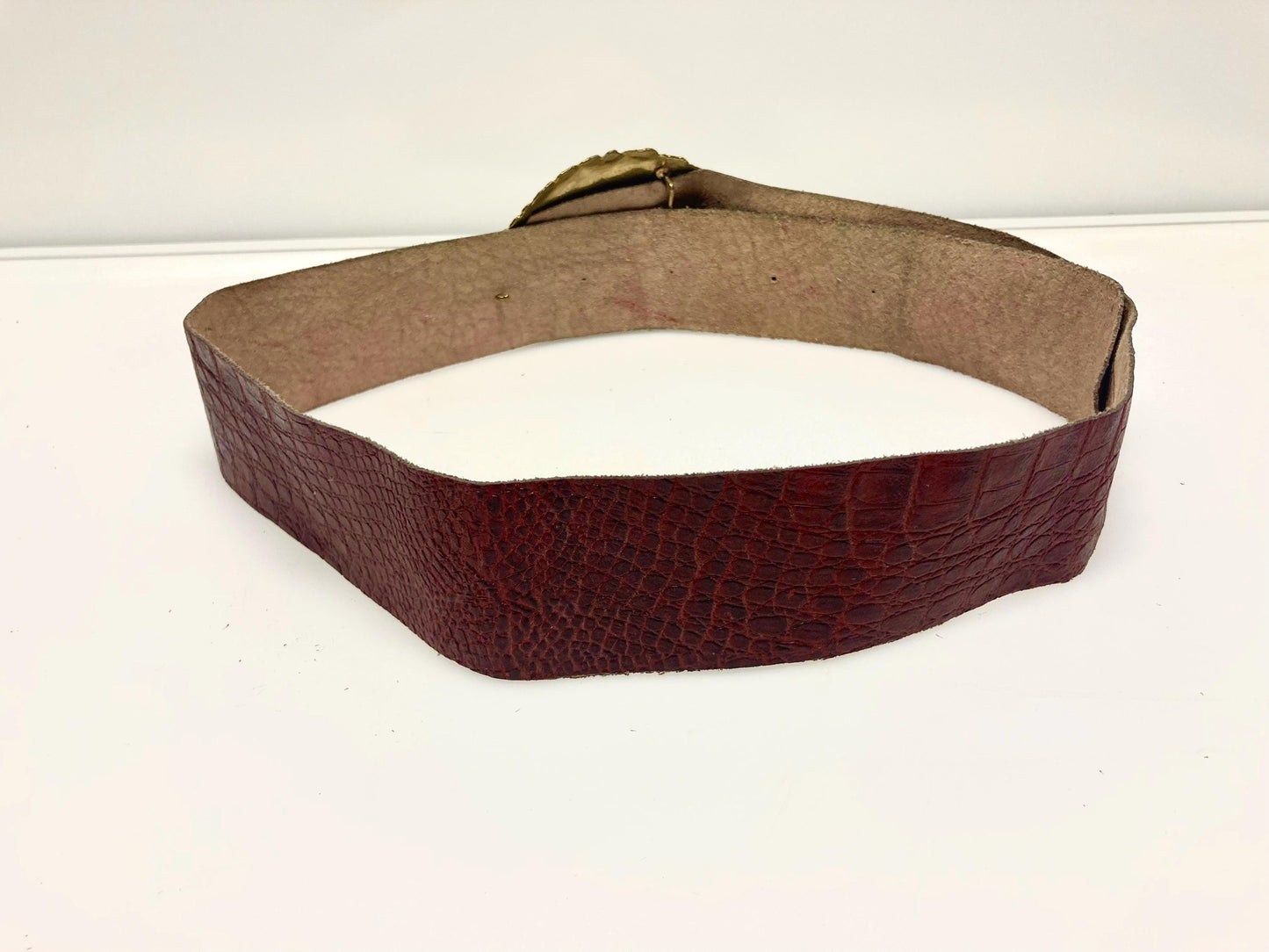 70s vintage womens hand made dress or jeans / trousers belt. Big abstract metal buckle on genuine tooled leather in crocodile look. NOS