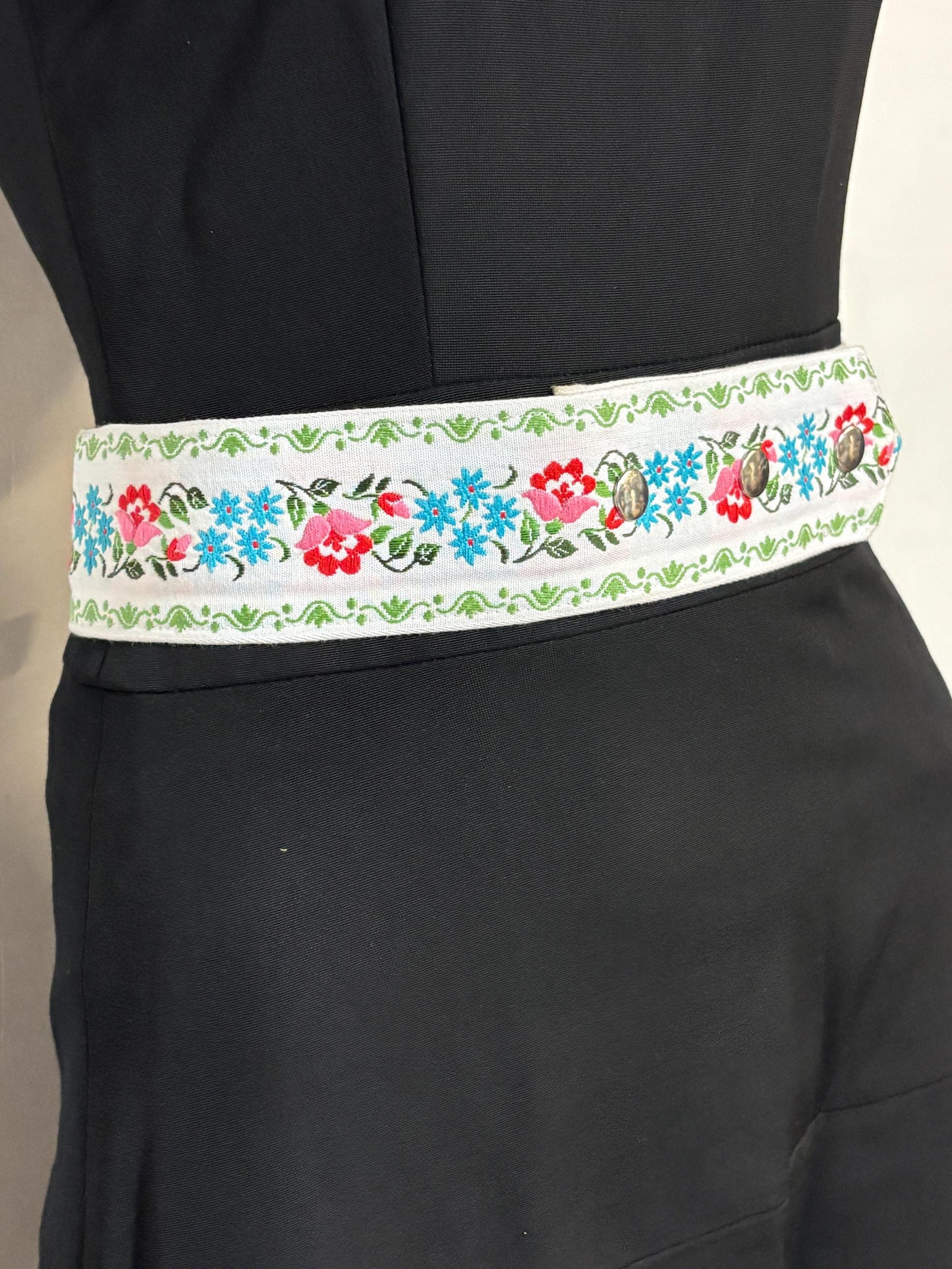 Alice Roi Y2K vintage womens 2" dress belt in white with embroidered pink, blue and green flowers. 2000s Unused NOS. BNWT