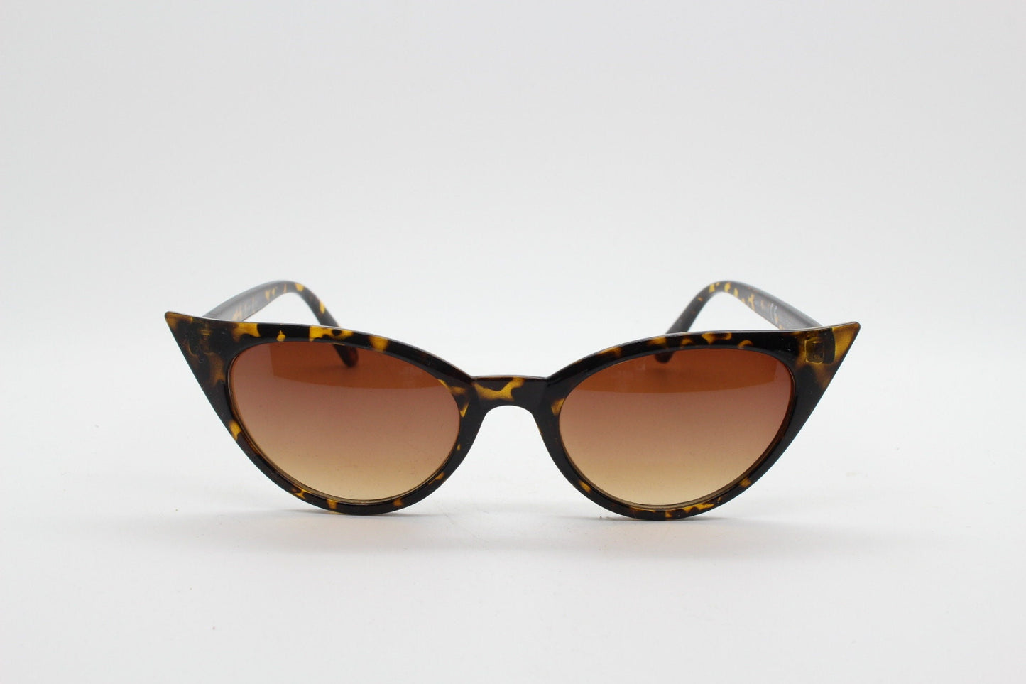 Y2K vintage pointed cat eye sunglasses. Tortoise slender frame with graduated lenses. Womens 50s style rockabilly, pin up shades
