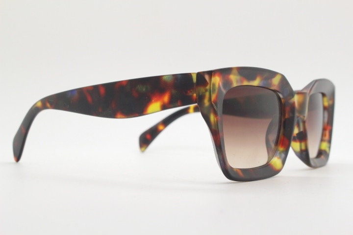 Y2K vintage thick cateye sunglasses. Womens autumnal tortoise coloured big arm cat eye frame with Havana brown gradient lenses. NOS