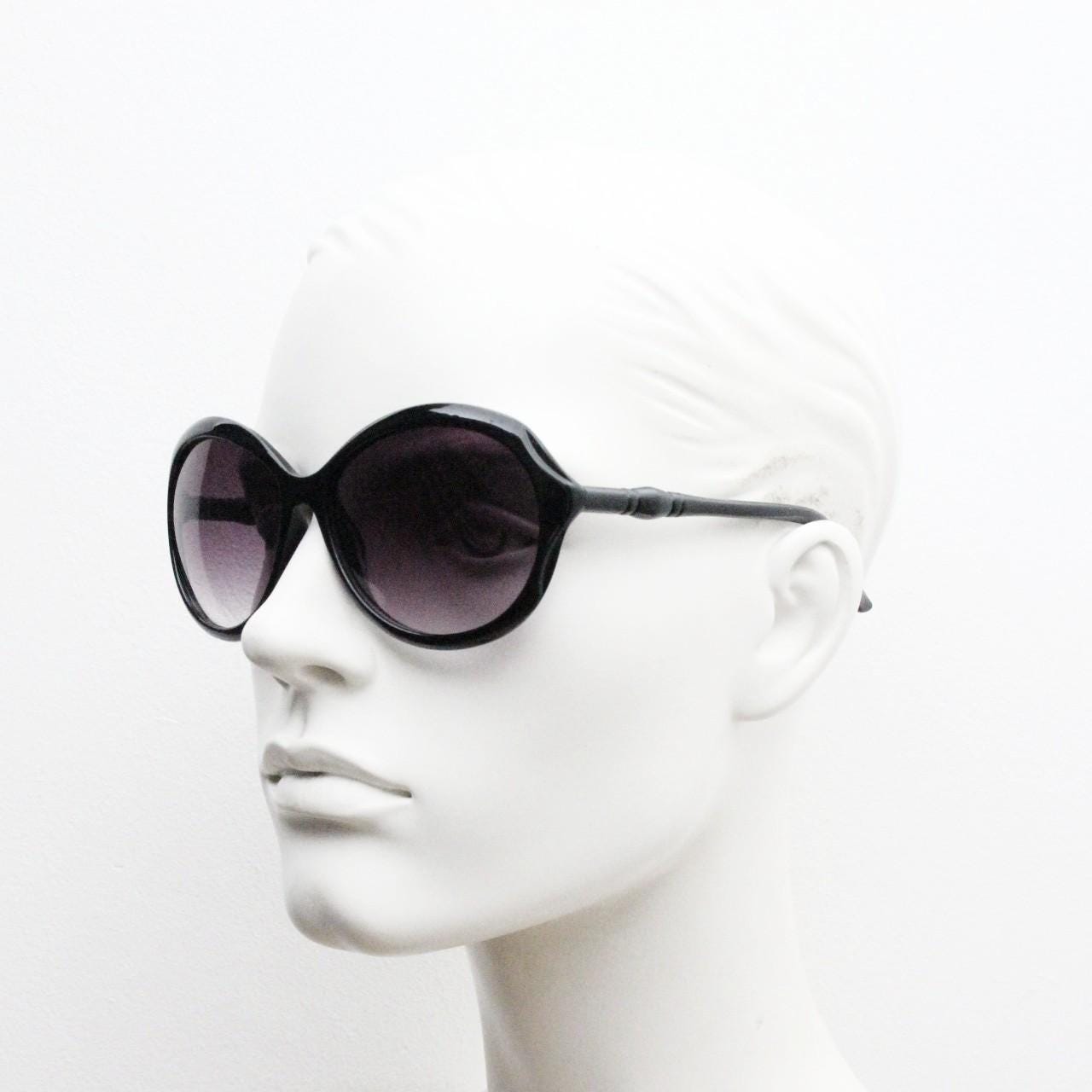 Y2K vintage big round sunglasses. Women's classical 60s design in plain black gloss with graduating lenses. Oversized 2000s. 00s NOS