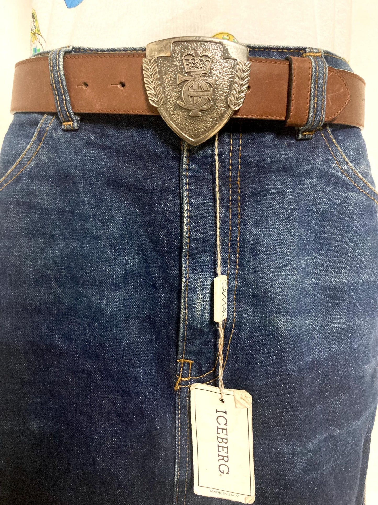 Iceberg 90s vintage belt in matt brown genuine leather with heraldic shield style buckle. For dress or jeans. Made in Italy. BNWT. NOS