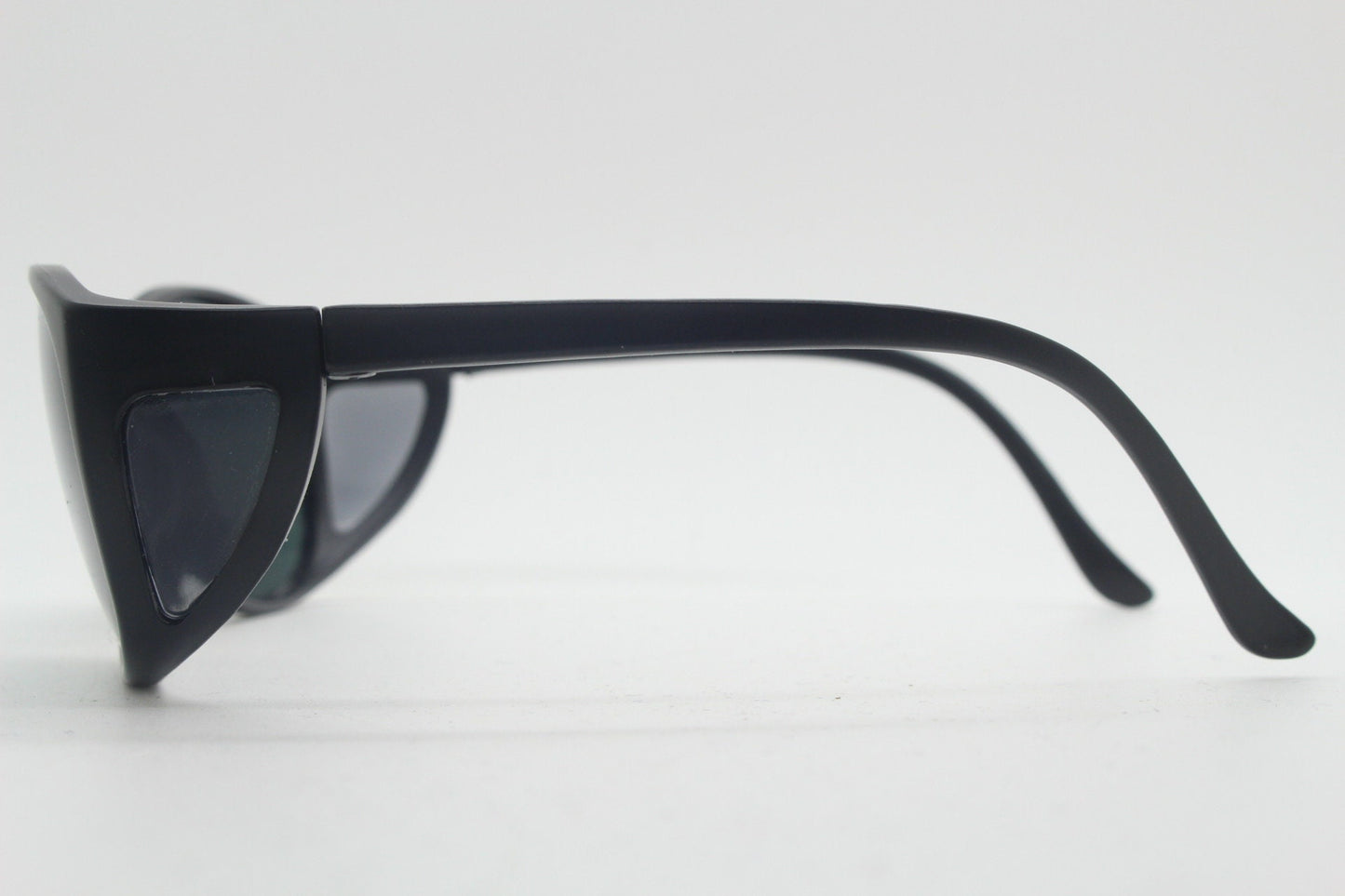 Y2K vintage round side window polarized sunglasses. Black matt frame with curved shield lenses. Small fitovers. 2000s goggle
