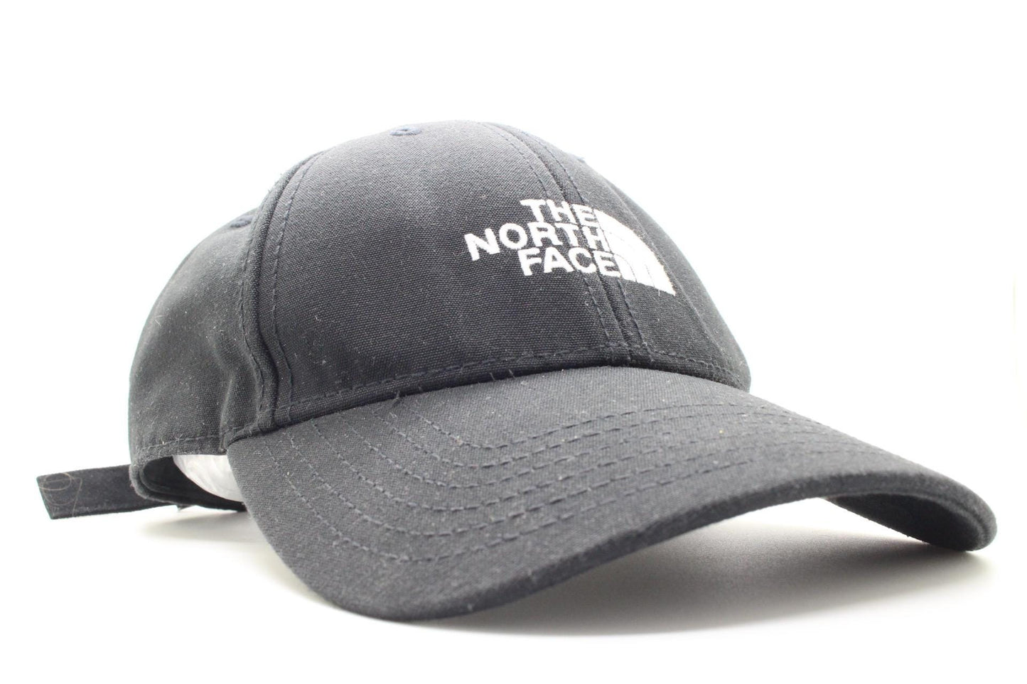 The North Face plain black baseball cap with white spell out logo. Classic trucker style hat with fully adjustable back. One size
