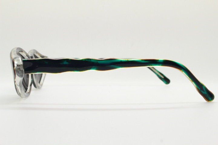 Francois Pinton Paris 90s vintage cat eye sunglasses made in France. Exaggerated  cateye in green and brown acetate with waved arms. NOS