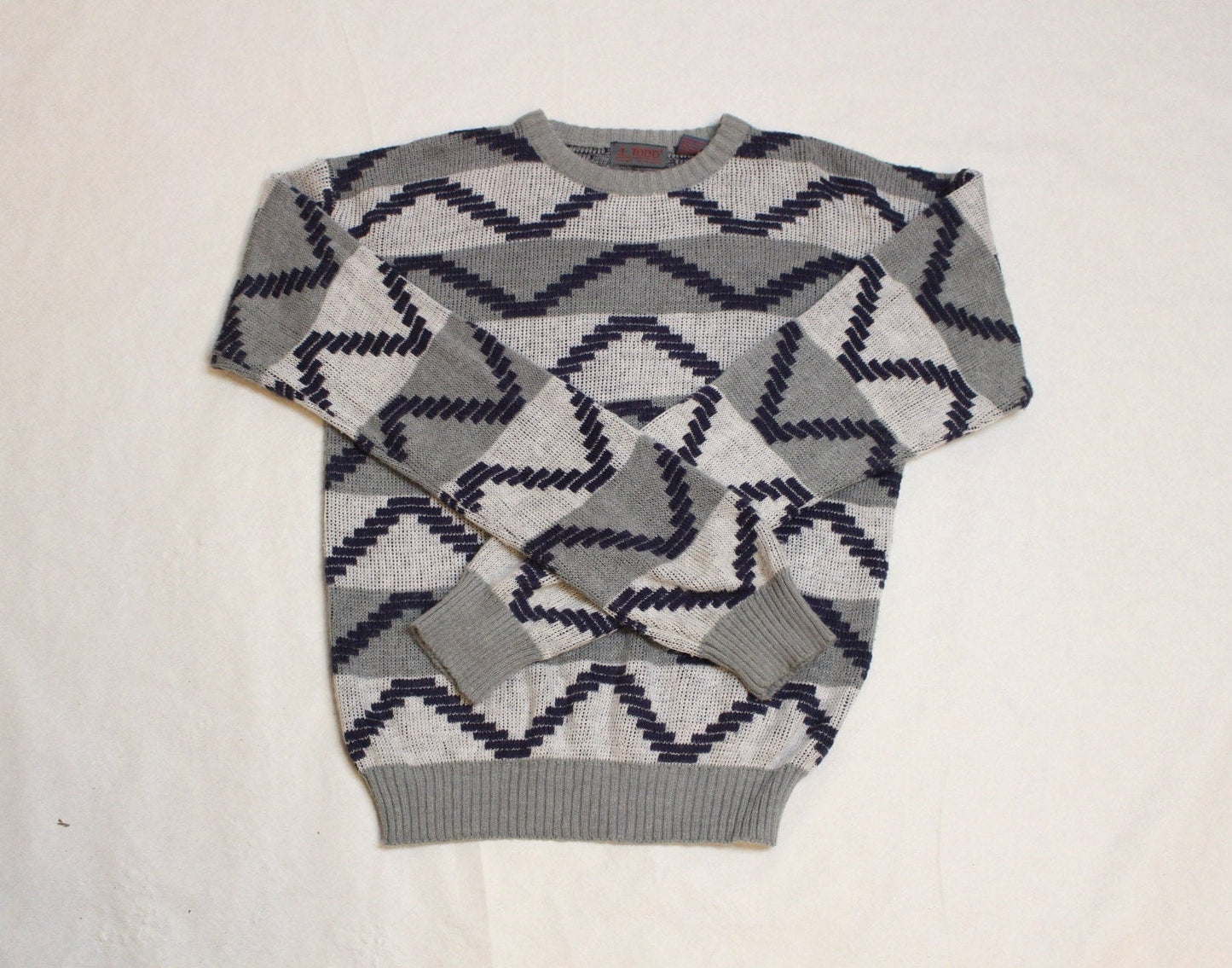 90s vintage abstract zig zag pattern jumper. Mens round neck sweater in grey, white and blue. Size L pullover