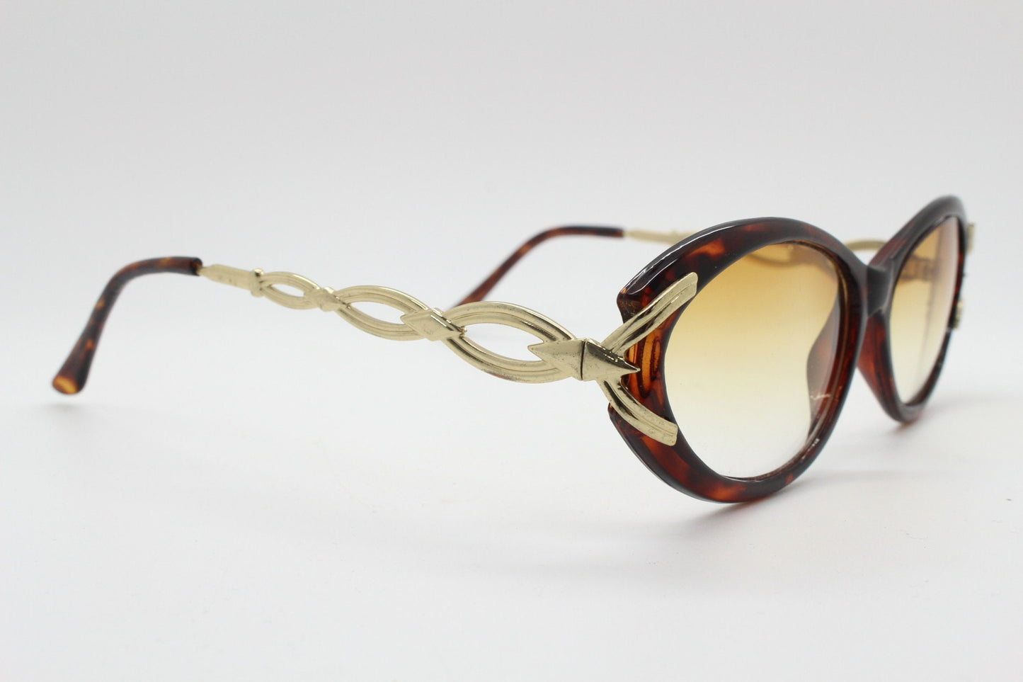 90s vintage oval cateye sunglasses. Womens honey tortoise frame with dynamic metal chain link arms and extra light tone lenses. Unused NOS
