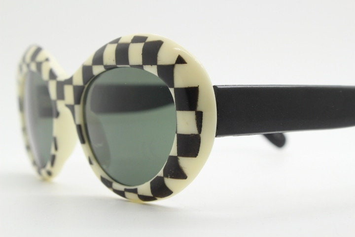 80s vintage round check monochrome sunglasses. 60s op art mod style frame with green lenses. Clout goggles. Oval bug eye NOS. Kurt Cobain