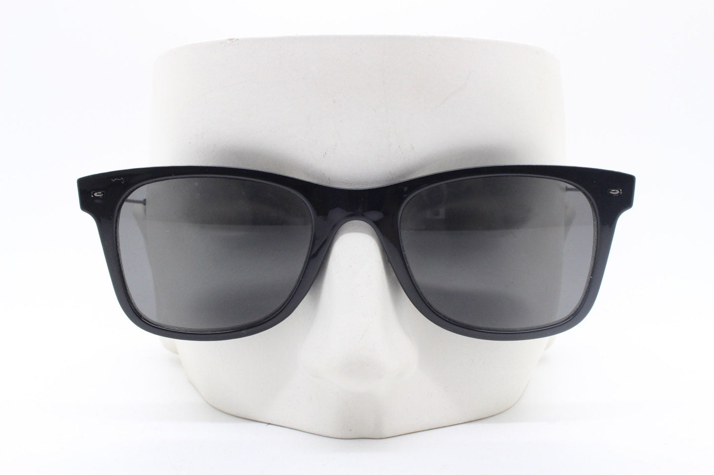 Vintage 90s modified wayfarer design sunglasses. All time classic 40s 50s design in flat black frame with slim metal arms. BNWT