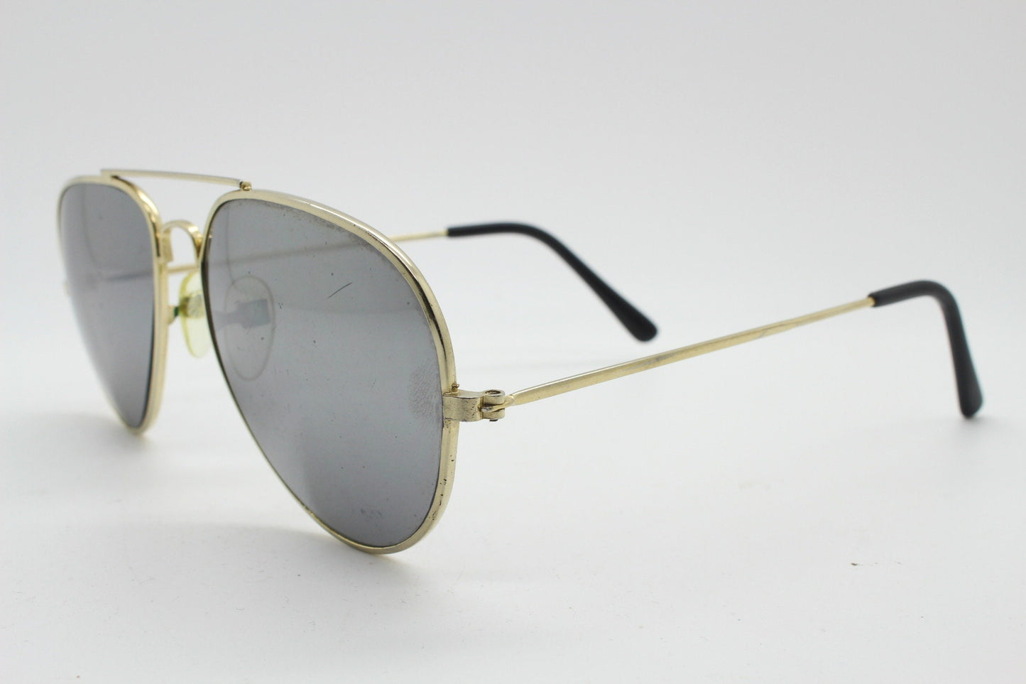 80s vintage aviator sunglasses. Optimal shape classic pilot aviators in a gold metal frame with silver mirror lenses. Teardrop, NOS