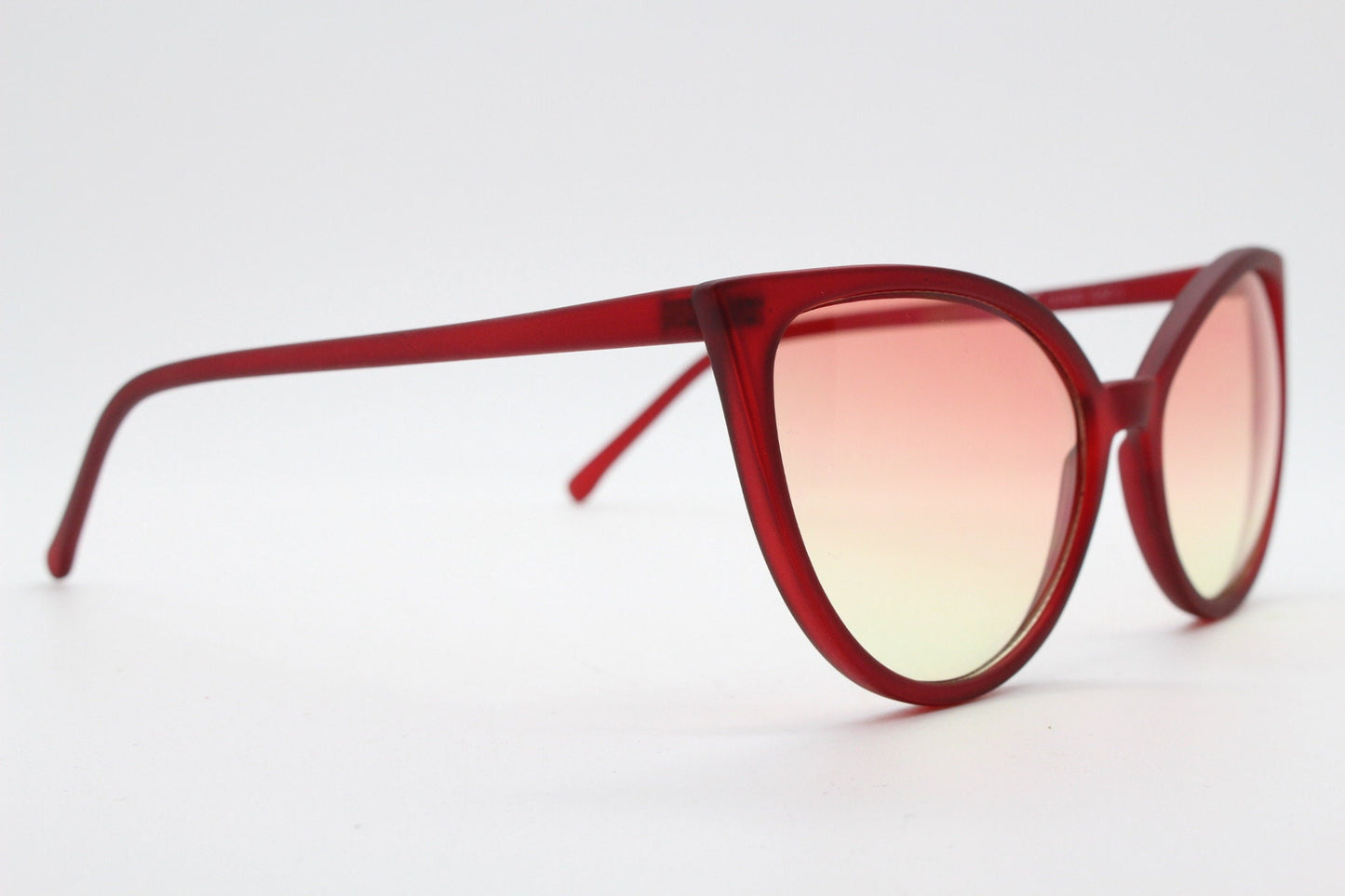 Vintage Y2K red pointed cat eye sunglasses. 2000s womens rubber finish cat eye with sensational ombre lenses. 50s rockabilly pin up cateyes