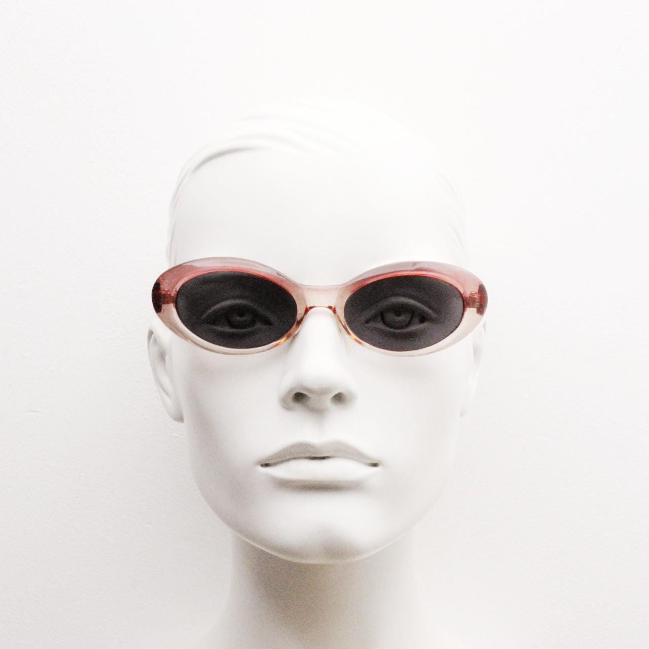Louis Valentino 90s vintage oval cat eye sunglasses made in Italy. Pink crystal ombre frame with contrasting dark lenses. Y2K. NOS. BNWT