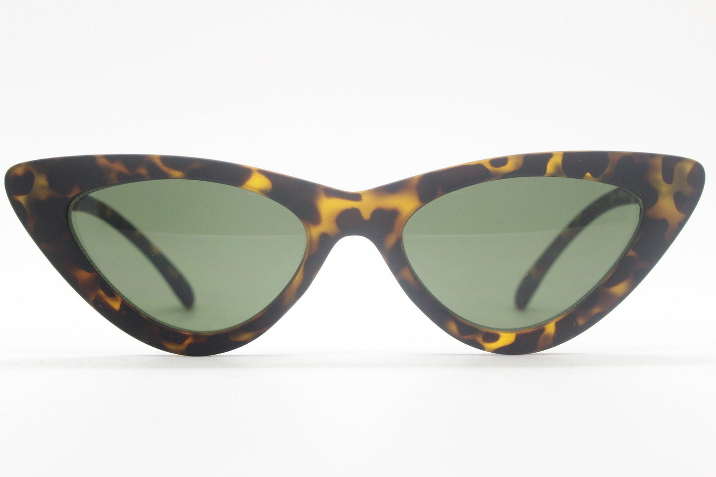 Vintage Y2K pointed cat eye sunglasses. Womens stylised tortoise cat eye frame in a rubber finish. 2000s Rockabilly pin up cats eye. BNWT