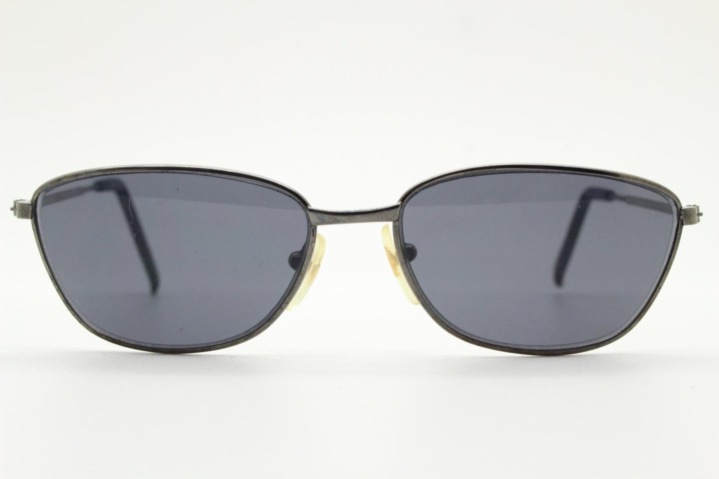 90s vintage angular pointed sunglasses. Minimal grey chrome metal frame with embossed patterned arms. Subtle cat eye. NOS