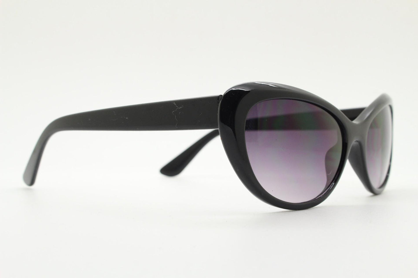 Vintage 80s oval cat eye sunglasses. Womens all black cat eye frame with gradient lenses. 50s style rockabilly. pin up. NOS catseye