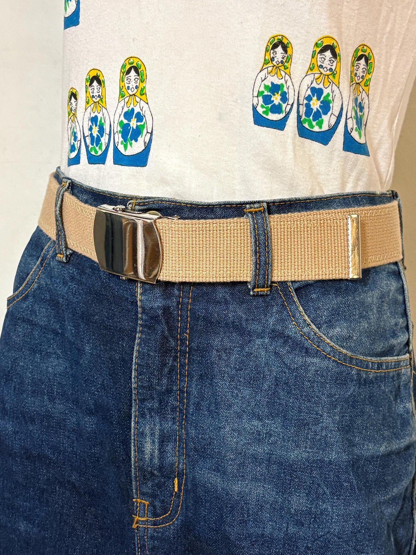 90s vintage army style belt. Thick beige canvas no holes format with slide lock silver chrome buckle. Reinforced stitching. Fully adjustable