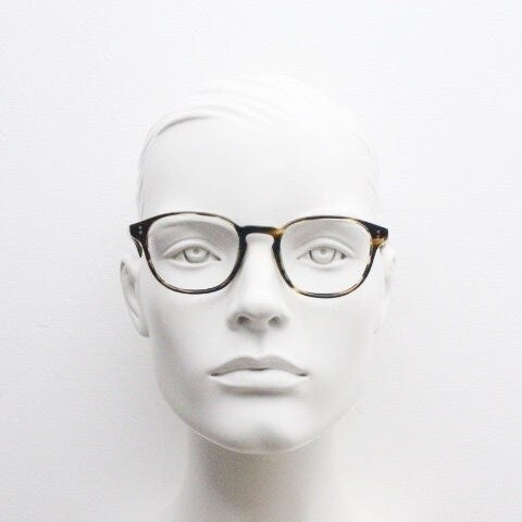 Oliver peoples keyhole bridge eye glasses hand made in Italy. Tortoise 40s design acetate optical frame. Prescription eyeglasses. Spectacles