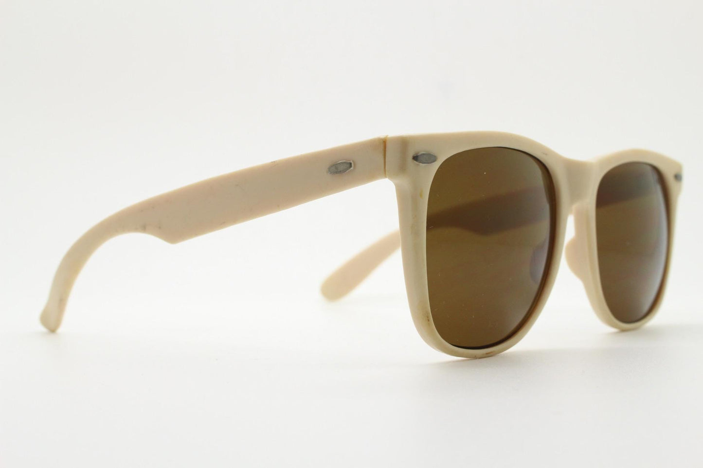 Vintage 80s wayfarer style sunglasses. All time classic slightly oversized design in matt white with brown lenses. Flava Flav