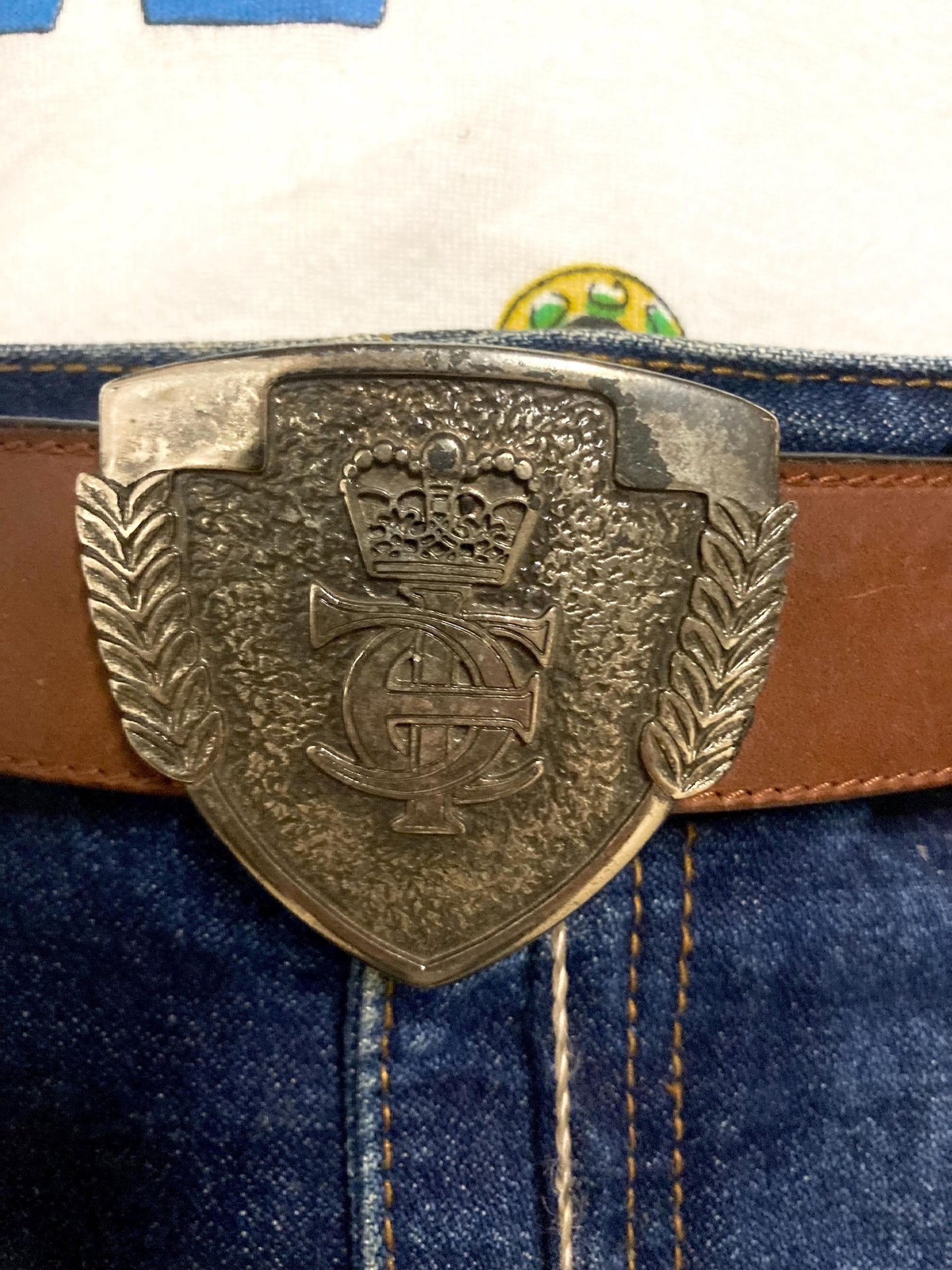 Iceberg 90s vintage belt in matt brown genuine leather with heraldic shield style buckle. For dress or jeans. Made in Italy. BNWT. NOS