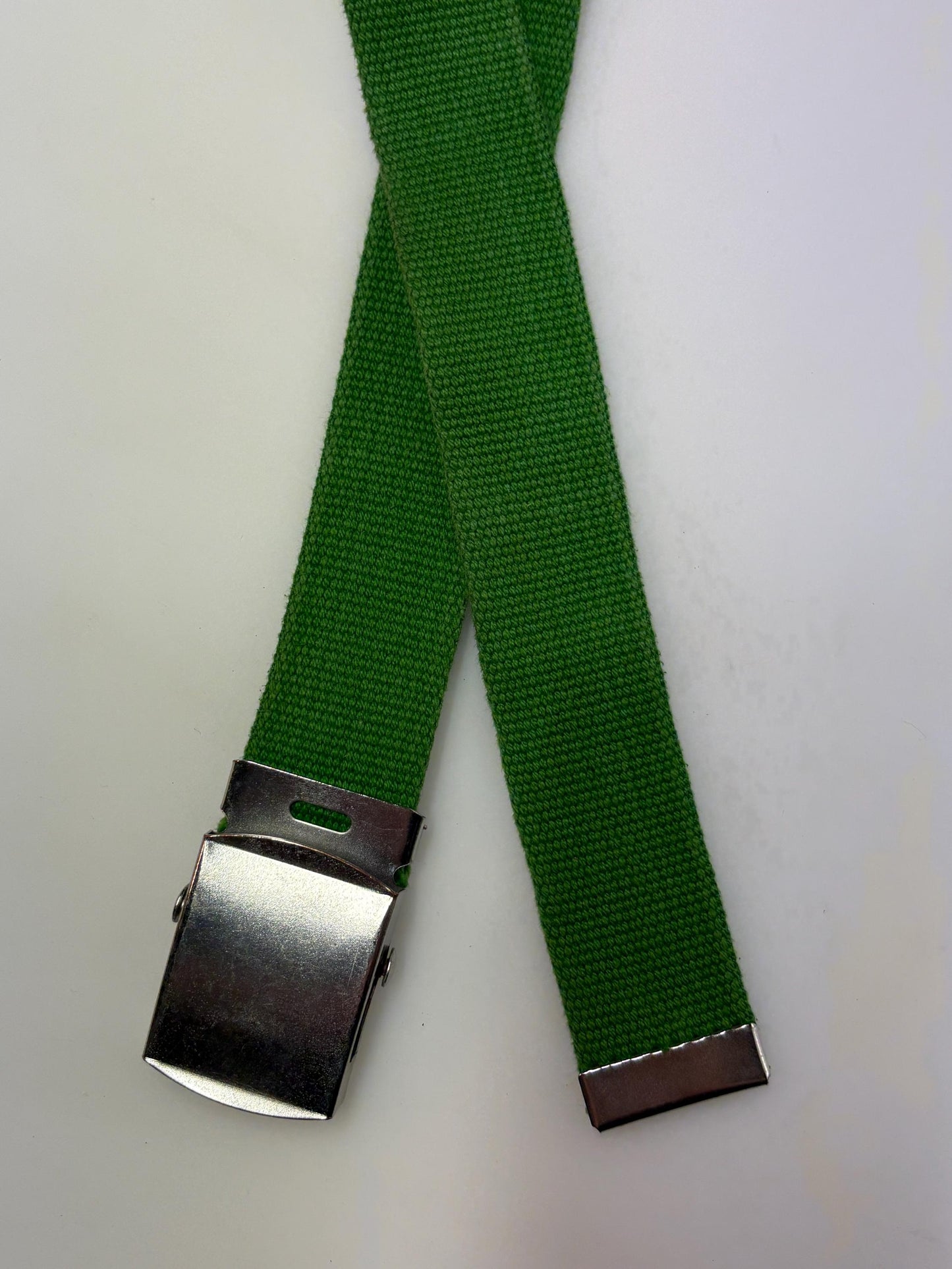 90s vintage army style belt. Fresh apple green colour canvas. No holes format with slide lock silver chrome buckle. Fully adjustable