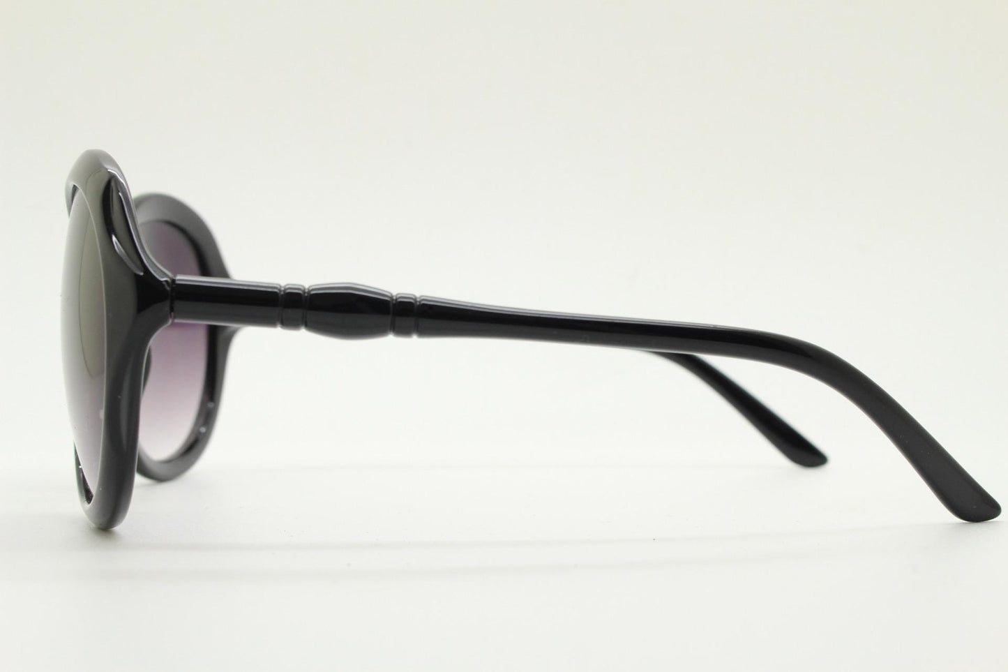 Y2K vintage big round sunglasses. Women's classical 60s design in plain black gloss with graduating lenses. Oversized 2000s. 00s NOS