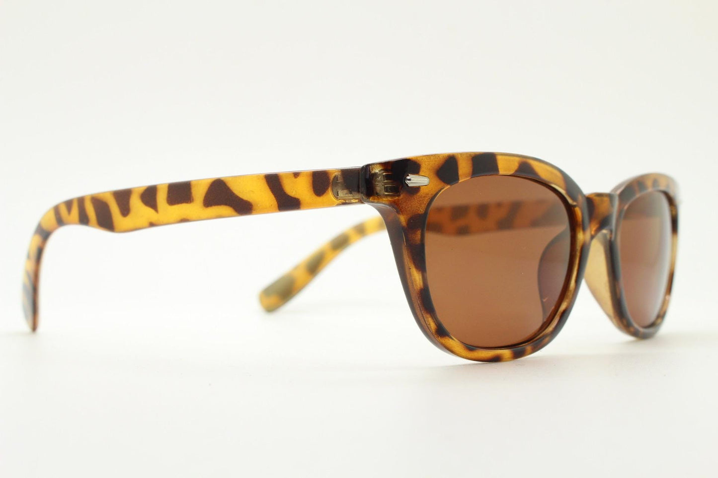 Vintage 90s modified wayfarer design sunglasses. Vibrant honey tortoise low profile frame with Havana brown lenses. Unused NOS