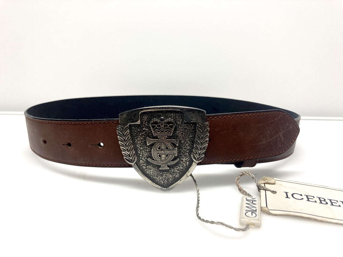 Iceberg 90s vintage belt in matt brown genuine leather with heraldic shield style buckle. For dress or jeans. Made in Italy. BNWT. NOS