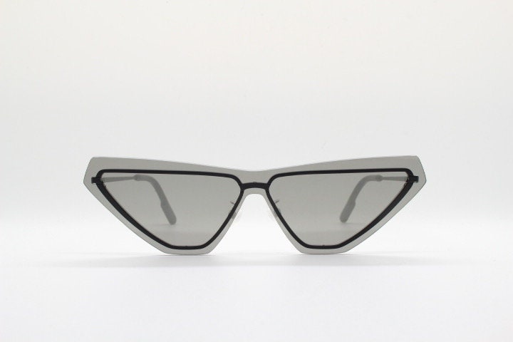 Kenzo flat screen triangular futuristic cat eye. Slight mirror glaze mono lens on black matt metal wire frame. NOS Cateye