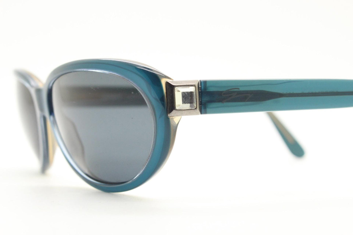 Genny 90s vintage oval cat eye sunglasses made in Italy. Transparent deep blue acetate frame with matching lenses. Womens NOS cateye. BNWT