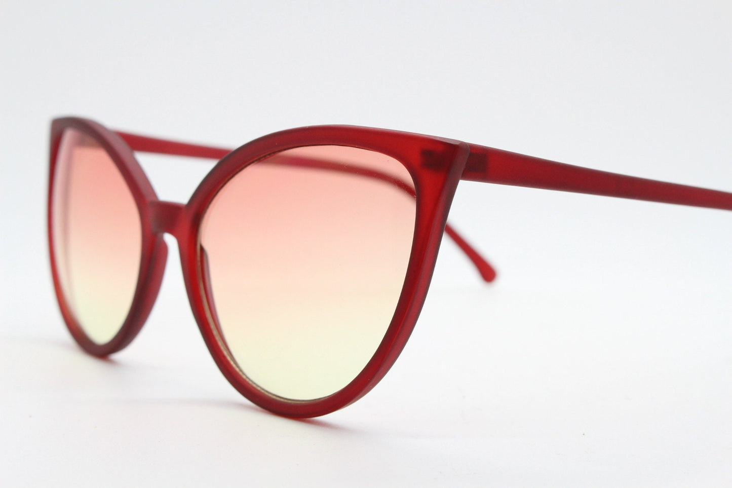 Vintage Y2K red pointed cat eye sunglasses. 2000s womens rubber finish cat eye with sensational ombre lenses. 50s rockabilly pin up cateyes