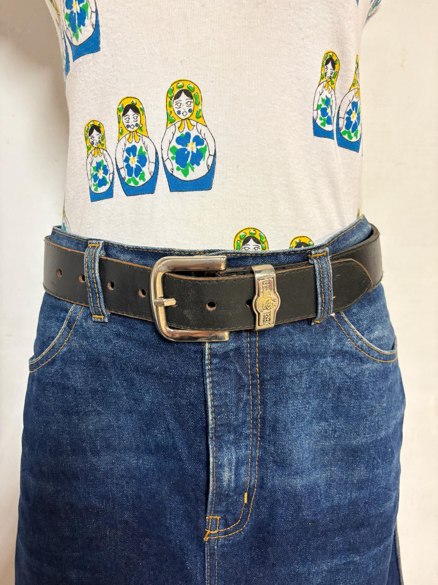 Gucci 90s vintage 1" jeans belt made in Italy. Black genuine leather with neat sized logo buckle and central cream textile section