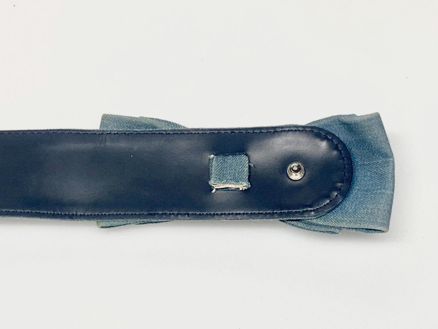 80s vintage womens dress belt in light blue denim with big bow in neat proportions. Adjustable. Used in good condition