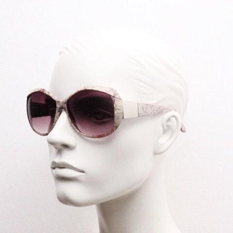 2000s s vintage abstract round sunglasses by Liz Claiborne New York. Psychedelic beige crackle print bug eye with graduating lenses. Y2K NOS
