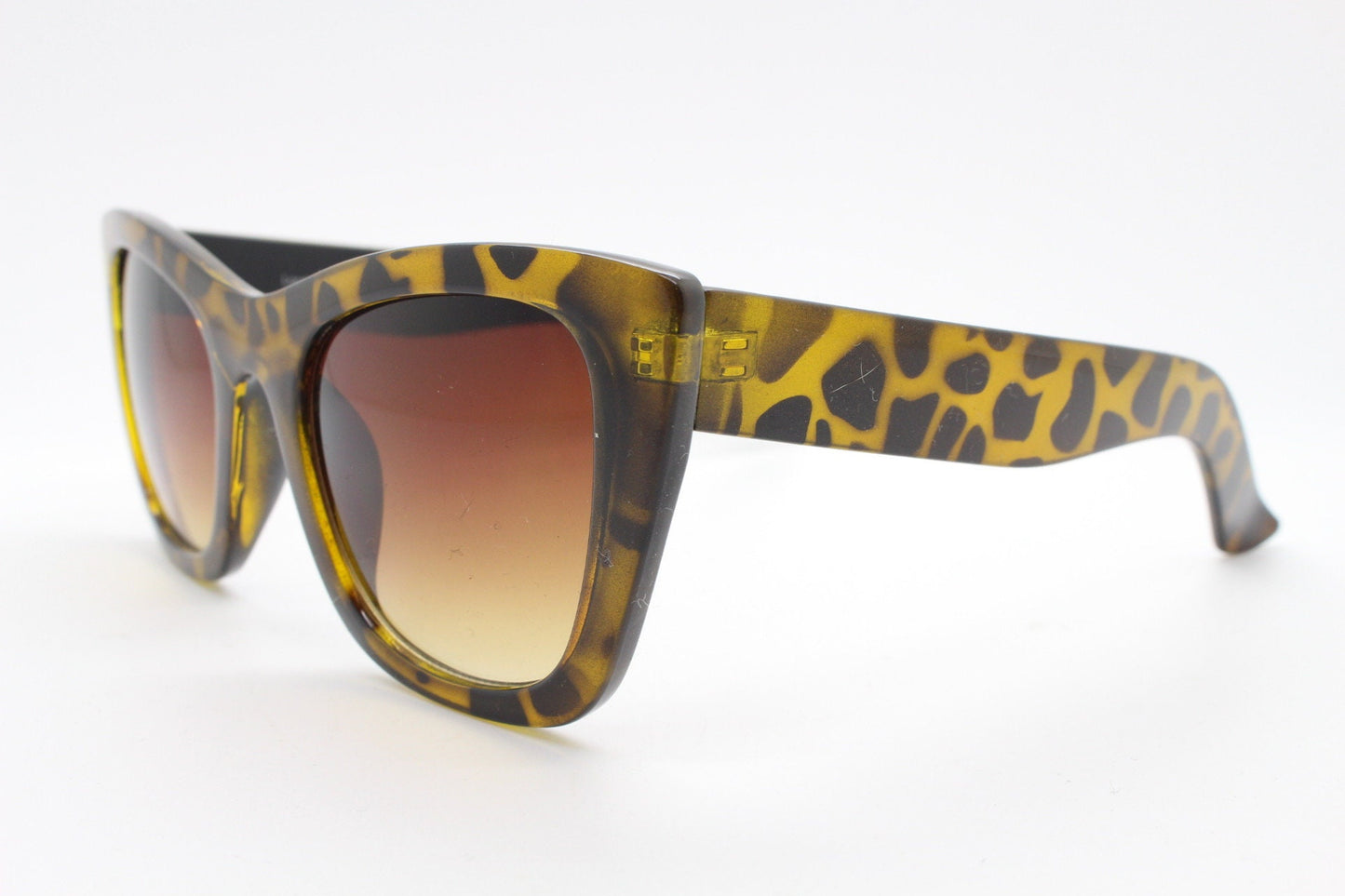 Vintage Y2K pointed cat eye sunglasses. Womens sharp angled cat eye with radiant tortoise frame. 50s rockabilly, pin up. 2000s NOS cateyes