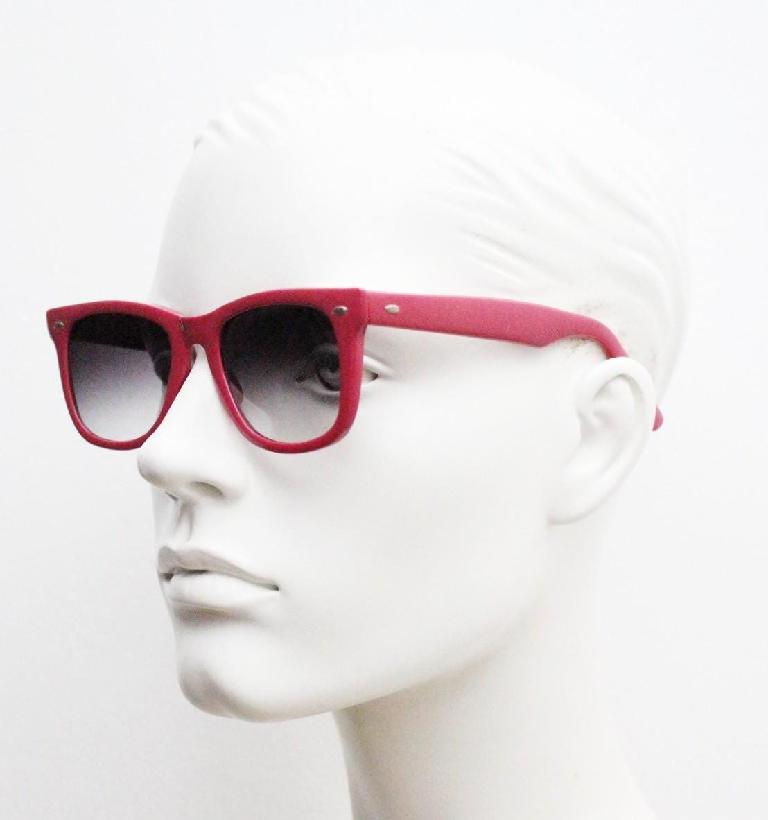 Vintage Y2K wayfarer design sunglasses. All time classic design in glossy pink with graduating smoky black lenses. Excellent NOS condition