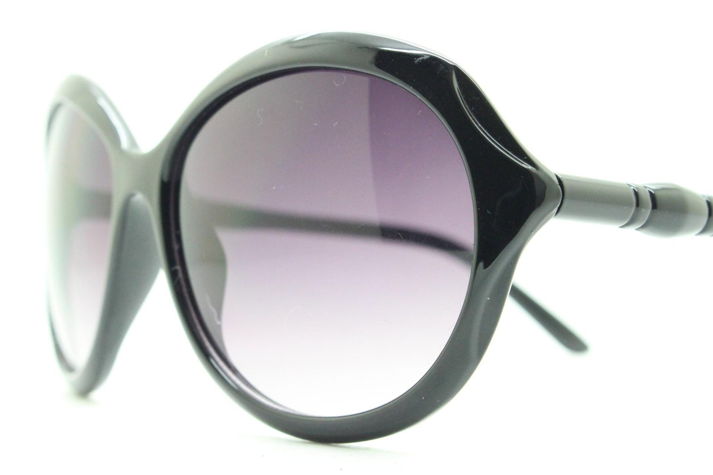 Y2K vintage big round sunglasses. Women's classical 60s design in plain black gloss with graduating lenses. Oversized 2000s. 00s NOS