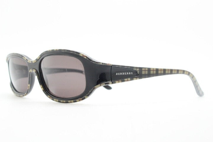 Burberry 90s vintage rectangular sunglasses model 8334/S made by Safilo. Low profile wrap around frame with subtle classic check pattern