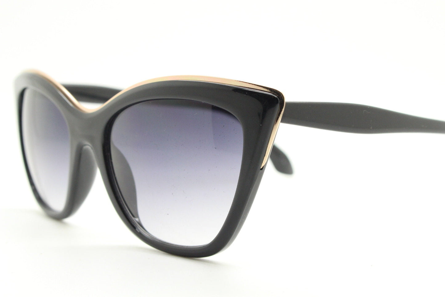 Y2K vintage cat eye sunglasses. Bold black frame with sultry graduated lenses. Womens 50s style rockabilly pin up shades