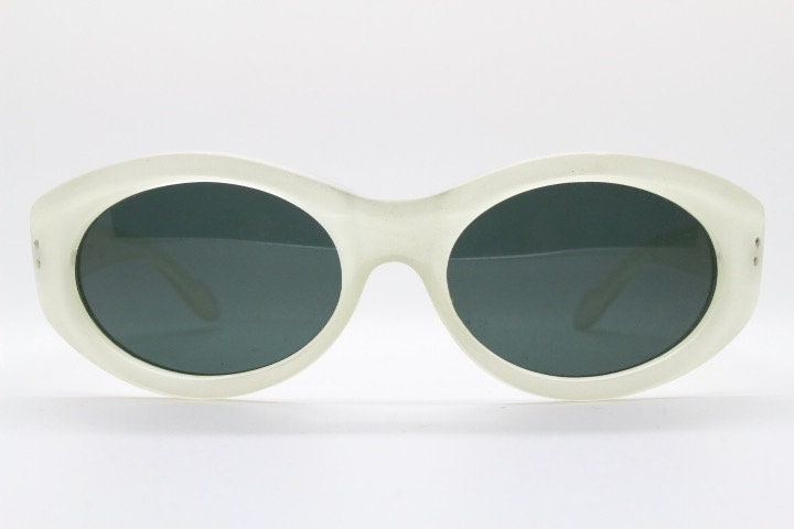 Marconi Vintage 90s oval cat eye sunglasses model 2090. Transparent chunky white acetate frosted cat eye with contrasting dark lenses. NOS