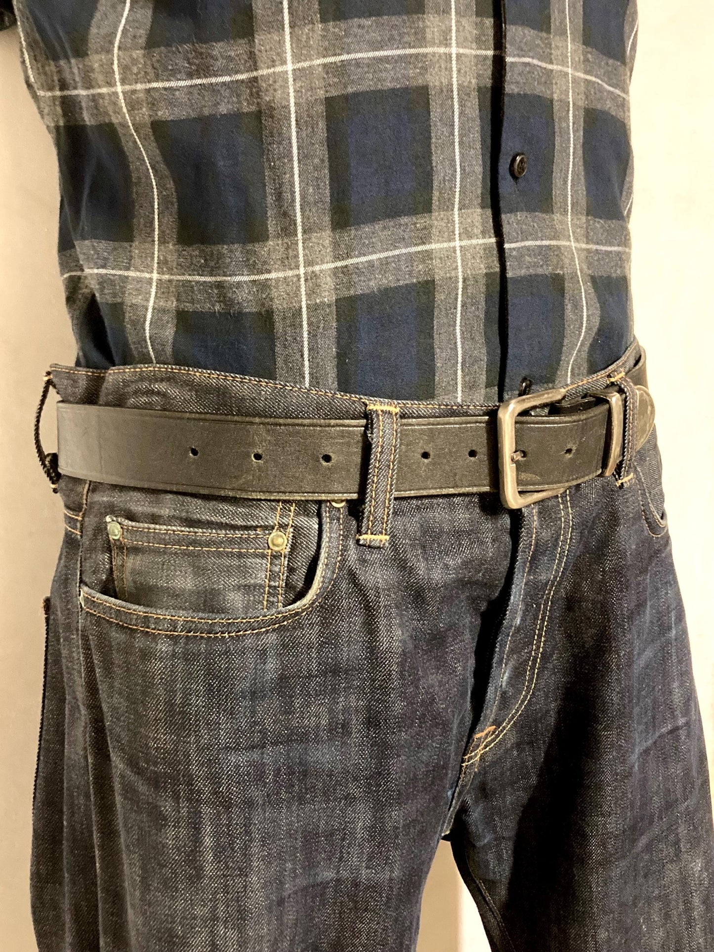 80s vintage plain black heavy duty genuine leather belt. Thick cowhide with substantial silver metal buckle. For trousers and jeans. Mens