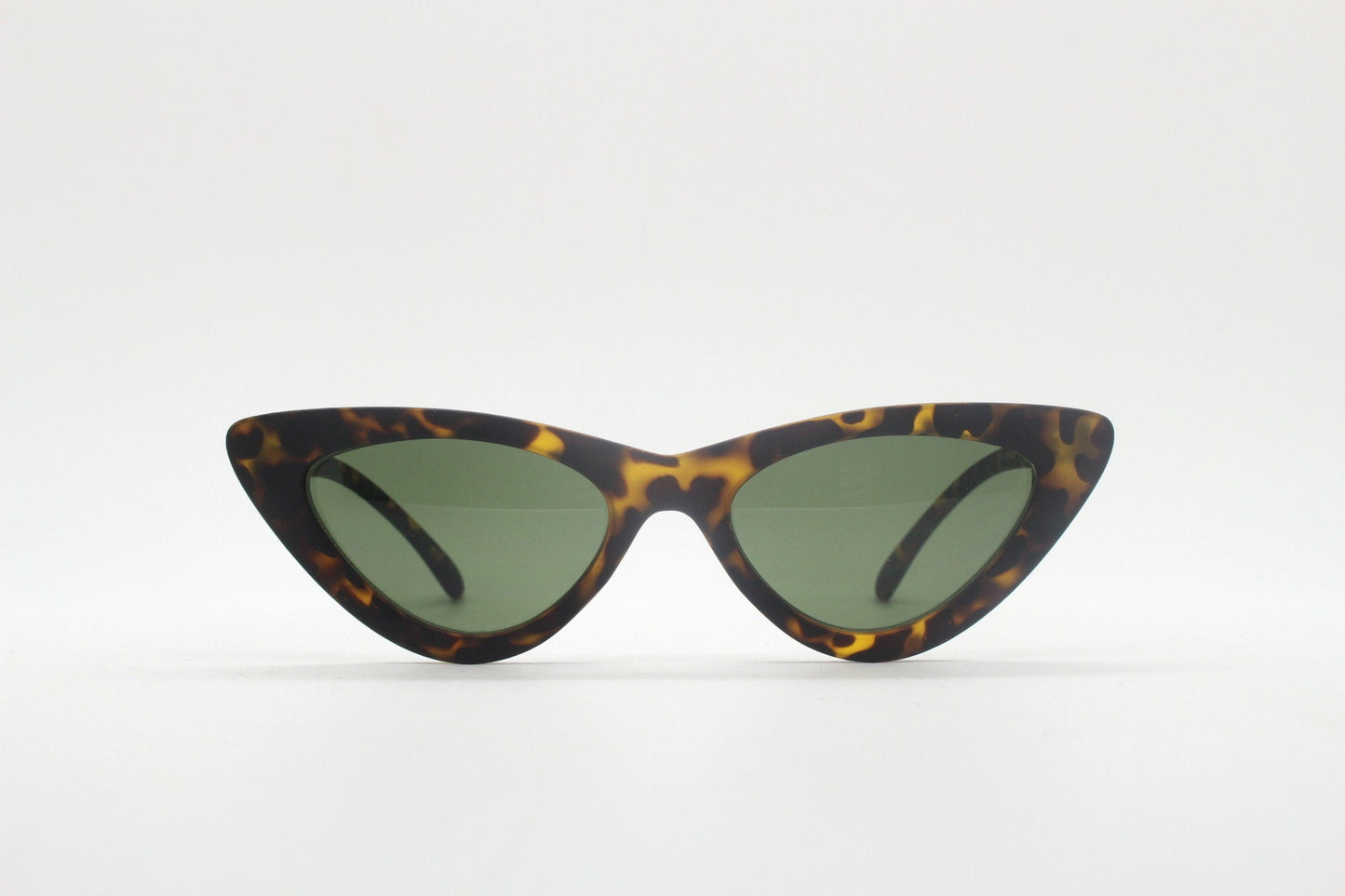 Vintage Y2K pointed cat eye sunglasses. Womens stylised tortoise cat eye frame in a rubber finish. 2000s Rockabilly pin up cats eye. BNWT