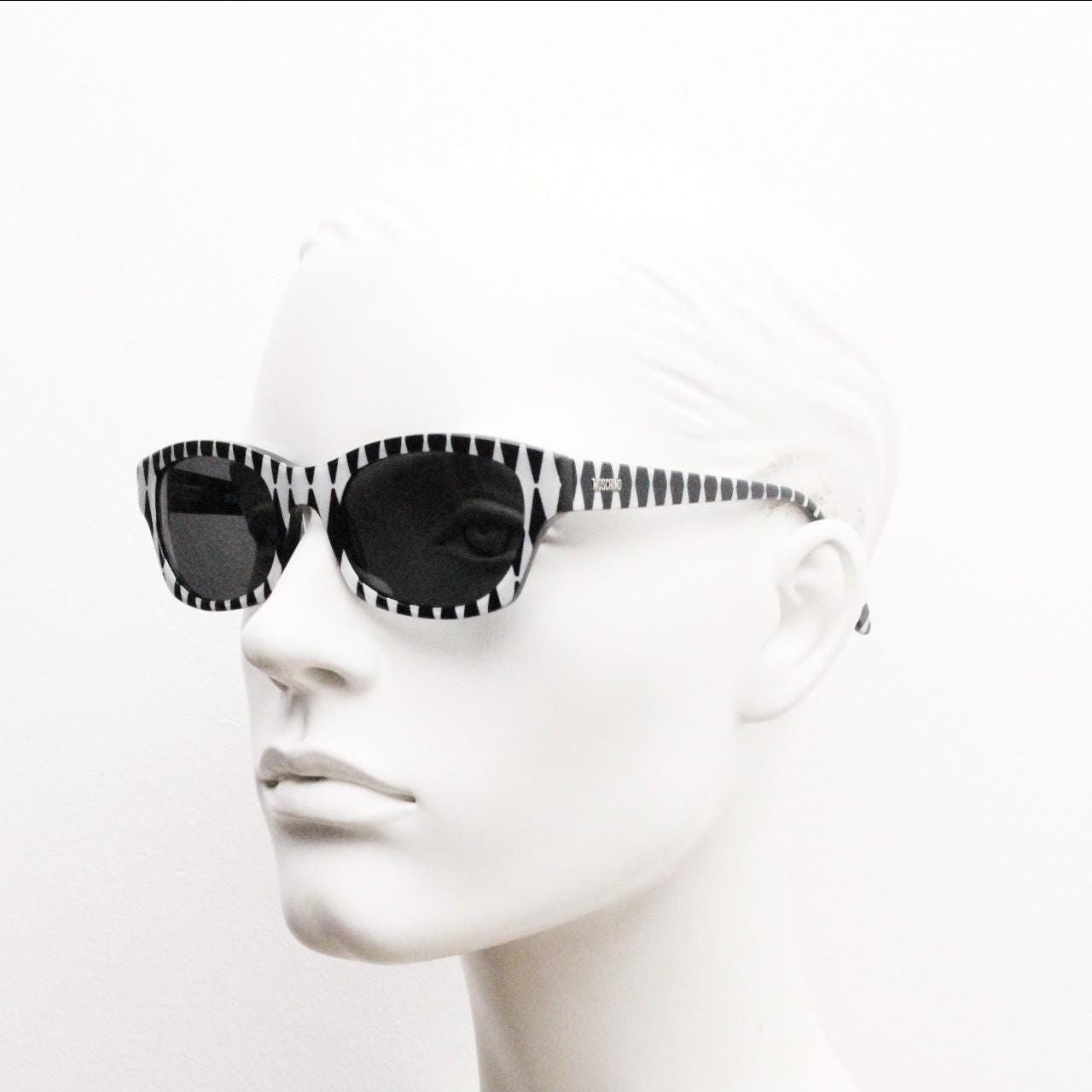 Moschino mind bending op art pattern cateye sunglasses made in Italy. Womens vintage monochrome acetate frame cat eye. 60s design. NOS