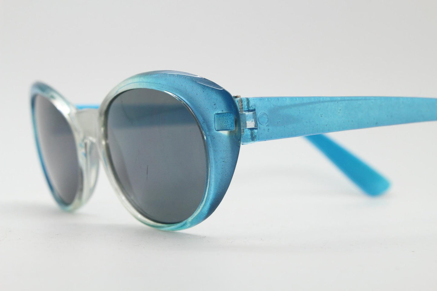 90s vintage oval cat eye sunglasses. Womens pearlised silver to aqua blue ombre fade cateye frame with contrasting dark lenses
