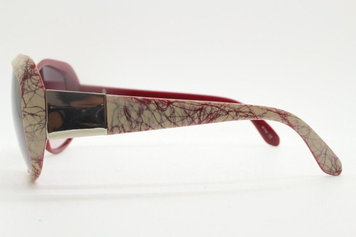 2000s s vintage abstract round sunglasses by Liz Claiborne New York. Psychedelic beige crackle print bug eye with graduating lenses. Y2K NOS